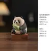 Adorno de panda gigante de arcilla púrpura sosteniendo bambú, linda decoración para mesa de centro y escritorio, accesorio creativo para juego de té, pequeño adorno para escritorio de oficina