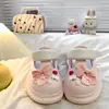 Pisando em cocô sentindo sapatos furados mulheres verão uso externo 2025 novo estilo primavera aumento de altura sola grossa chinelos de duas formas antiderrapante bico fechado meio chinelo