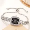 1 peça de relógio pulseira retrátil cravejado de diamantes, ajustável livremente, relógio de quartzo dourado de nicho, relógio quadrado, relógio feminino