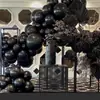 Set de arco de globos para fiesta de 149 piezas, incluyendo tamaños de 18 pulgadas, 12 pulgadas, 10 pulgadas y 5 pulgadas. El diseño fácil de instalar de la corona de globos realza la atmósfera de la fiesta. Adecuado para decoraciones de globos de varios tamaños para graduaciones, bautizos de bebés, revelaciones de género y fiestas de cumpleaños. Negro.