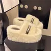 Pantuflas peludas de suela gruesa para mujer de celebridad de internet, diseño de perlas a la moda, nuevo estilo 2026, otoño e invierno, para usar en exteriores, antideslizantes, pantuflas de algodón para el hogar