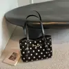 Bolso de mano simple de otoño 2026 nuevo con colgante de estilo coreano, bolso de mano de moda de gamuza con diseño de oso, bolso de hombro de terciopelo con lunares para mujer
