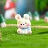 Ornamento de resina de paisagem em miniatura, adorável figura de coelho de desenho animado com a cabeça inclinada, acessório decorativo para mesa e carro