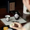 Tetera de Cerámica Negra Estilo Dinastías Tang y Song con Flores de Lirio Pintadas a Mano, Presentando un Diseño de Ventana, Adecuada para Té Kung Fu, Uso Doméstico, con un Filtro en Forma de Bola