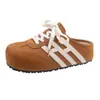Novos sapatos 2026 de sola grossa, semi-Birkenstock, sapatos com molas que aumentam a altura, super populares, chinelos fechados para mulheres usarem na rua