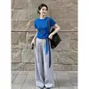 Conjunto extremadamente elegante y hermoso: un conjunto completo para mujer en verano, que consta de un top azul de punto de seda helada de manga corta y pantalones largos grises, conjunto de dos piezas