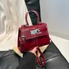 Bolso bandolera de diseño nicho de comercio exterior para mujer, bolso pequeño cuadrado, nuevo popular 2026, bolso Kelly, bolso de un solo hombro moderno y de moda