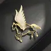 Liderando el Camino, Lujo Accesible de Gama Alta Broche Pegaso de Alas Incrustadas con Piedras, Pin de Caballo del Zodiaco Bicolor Chapado en Oro, Mismo Estilo para Hombres y Mujeres