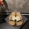 Suela Gruesa Celebridad de Internet Flor Diamante Pedrería Ropa Exterior Sandalias y Chanclas Mujer 2025 Nuevo Verano Hada Suave Combinan con Todo