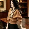 2026 Moda Elegante e Estilosa para Mães Outono/Inverno Suéter de Tricô com Gola Cachecol, Versátil, Emagrecedor, Elegante, Quente e Rejuvenescedor para Mulheres