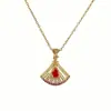 Colar Transfronteiriço em Forma de Leque de Cobre com Inlay de Rubi para Mulheres, Corrente de Clavícula de Luxo Leve de Alta Qualidade, Acessório de Pingente de Aço Titânio Versátil e Moderno