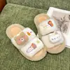 Lindas pantuflas de oso de dibujos animados con bloques de color, peludas, para mujer, nuevo estilo otoño/invierno 2026, adecuadas para usar en interiores y exteriores, cálidas y cómodas