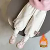 Calça de Moletom Grossa Forrada com Lã Estilo Coreano para Meninas Outono/Inverno 2026 Nova Moda Infantil Calças Longas Estilosas para Menininhas