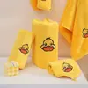 Toalla de pato amarillo pequeña al por mayor, absorbente, para adultos y niños, juego de tres toallas de baño de dibujos animados, estilo nuevo con bordes ribeteados, hecho de vellón de coral para uso doméstico