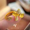 Set de Lirio Dorado Arena Estilo de Lujo Ligero Gama Alta Collar Anillo Pendientes Flor de Cuatro Hojas Punto de Hada Diamante para Mujer Venta al por Mayor