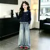 Cardigan xadrez patchwork de manga longa, fresco e moderno, para meninas, um conjunto fino e doce de duas peças com laço e calça jeans, perfeito para primavera e outono.