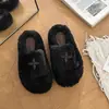 Pantuflas de felpa tipo slip-on de moda para mujer, colección otoño/invierno 2026, antideslizantes, cálidas, de suela suave, adecuadas para usar en interiores y exteriores, y perfectas para los días de pereza.