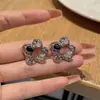 Novos Brincos Metálicos em Forma de Estrela Doces e Cool para Mulheres 2025 Agulha de Prata 925 Design de Nicho Cravejados com Diamantes Presilhas de Orelha de Alto Padrão Ins