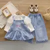 Conjunto de Ropa de Otoño para Niñas 2026 Nuevo Estilo Niños Primavera/Otoño Peto de Mezclilla Vestido Elegante de Manga Larga Conjunto de Tres Piezas Moderno