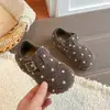 2026 Primavera/Outono Novos Sapatos Birkenstock de Bolinhas para Meninas Sapatilhas de Lã Retrô Velcro Solado Macio Sapatos Pequenos de Couro para Crianças de Tamanho Médio a Grande