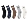 Calcetines nuevos de otoño e invierno hasta la mitad de la pantorrilla para mujer, desodorantes, absorbentes de sudor, tipo letra, deportivos, sin bolitas, calcetines de moda, calcetines para pareja, hombres