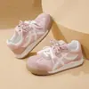 Tênis de treino alemães versáteis com cadarço retrô para mulheres, novos tênis casuais brancos de outono de 2026, sapatos femininos populares planos antiderrapantes