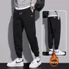 Calça de moletom quente forrada com fleece da marca da moda outono e inverno 2026 para homens, calça jogger de cor sólida solta com cordão, calça comprida para primavera