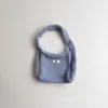 Sesión de fotos de moda de otoño e invierno: bolsa tejida versátil de blogger coreana dulce con estampado de letras, lindo bolso de mano para la muñeca, mismo estilo que las marcas de moda
