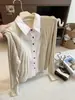 Cárdigan de punto trenzado estilo coreano, nueva colección principios de otoño 2026, atuendo de moda, look de dos piezas con combinación de camisa y suéter, moderno para mujer