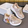 Primavera 2026 Nuevas Zapatillas de Malla de Moda para Niñas Zapatos Casuales tipo Papá para Niños Zapatos Blancos Versátiles para Niños
