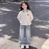 Conjunto de dos piezas para niñas 2026 Primavera/Otoño: top elegante de cuadros con retazos y cuello, combinado con jeans con lazo