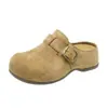 Chinelos mule fechados estilo retro Maillard 2026 para mulheres, outono e inverno, superfície macia fosca, fivela de metal, chinelos de meia sem cadarço com sola plana