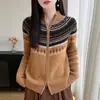 Suéter Feminino Fair Isle 100% Lã Outono/Inverno 2026, Cardigã Espessado com Tricô Torcido Jacquard, Suéter de Gola Alta com Zíper Duplo