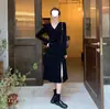Moda Nueva de Principios de Otoño Estilo Francés Ligeramente Maduro Diseño de Bota Larga Sentido de Diseño Nicho Cuello en V Retro Abertura Vestido Talla Grande Mujer