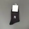 Calcetines deportivos de algodón bordado de caña media para otoño e invierno para hombres y mujeres con base de masaje absorbente de sudor y desodorante fragante calcetines de caña larga moda