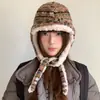 Sombrero Lei Feng de Felpa Estilo Fair Isle Vintage para Mujer, Gorro Grueso de Invierno con Orejeras, Diseño que Adelgaza el Rostro, Gorro de Punto con Cierre de Corbata