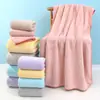 Toallas de baño de vellón de coral transfronterizas al por mayor, rayadas, gruesas, absorbentes, de secado rápido, extragrandes, con rayas finas, Clase A, toallas suaves lavables para parejas.