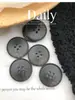 Botones de Resina Negros Mate de Cuatro Agujeros para Trajes de Hombre y Mujer, Pantalones, Abrigos y Accesorios de Ropa, Al por Mayor en Stock