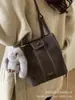 Bolso de Nicho de Gama Alta para Mujer Otoño e Invierno 2025 Nuevo Bolso Cruzado de Hombro Único Informal con Empalme Bolso Cubo Popular de Instagram