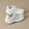 Sapatos populares de caminhada pretos com sola grossa antiderrapante para mulheres, novo modelo de outono de 2026, sapatos estilo "dad shoes" leves e respiráveis em malha que fazem os pés parecerem menores