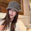 Gorra de béisbol a rayas blancas y negras retro japonesa para mujer, gorra fina de pico de pato para principios de otoño, diseño que adelgaza la cara, adecuada para ir al trabajo y protección solar