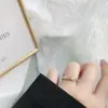 A tendência de anel para amantes de Demônio e Anjo se refere a um par de anéis abertos para homens e mulheres, moda simples, anel de asas preto e branco
