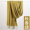 Bufanda de cachemira sintética para mujer versión coreana de otoño e invierno cálida color liso reunión anual bufanda de cachemira roja chal con flecos venta al por mayor de fábrica
