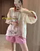 Elegante conjunto de dos piezas para mujer: camisa con bordados y protección solar y pantalones casuales de pierna ancha, un atuendo de verano único y hermoso