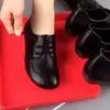 Sapatos casuais femininos de outono com sola macia, face macia e antiderrapantes, sapatos de couro macio estilo mãe, sapatos baixos versáteis para mulheres de meia-idade e idosas