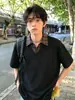 Camiseta falsa de dos piezas estilo retro americano en color marrón para hombre, polo de manga corta a cuadros de verano de alta gama con cuello camisero desplegable y hombros de ajuste regular