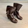 Nueva colección 2026: Botines de mujer hasta la pantorrilla con correas y tacones gruesos, perfectos para otoño e invierno, con un diseño estilizado con detalles plisados y un look de estilo ecuestre de tacón alto.