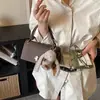 Bolso de mano sencillo, moderno y elegante, bolso de hombro retro europeo y americano de color liso, bolso pequeño chic de moda primaveral.