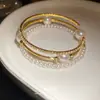 Pulsera Abierta de Perlas Irregulares de Tres Capas Incrustada con Diamantes, Pulsera de Estilo Palacio Retro, Lujo Ligero, Gama Alta, Joyería Elegante para la Mano para Mujeres