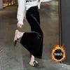 Saia Meia-Calça de Veludo Preto, Saia Longa Bodycon Preta, Saia Lápis de Comprimento Médio com Fenda de Cintura Alta Retro Emagrecedora para Primavera e Outono de 2024